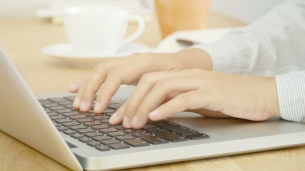 Vrouw Hand Typen Notebook Computer Laptop Toetsenbord Voor Het Werken — Stockvideo