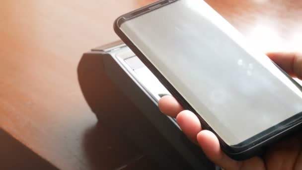 Kontaktlös Betalning Kund Betalar Faktura Smartphone Med Nfc Teknik Försäljningsstället — Stockvideo