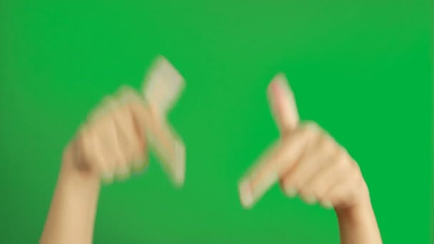 女性的手向上伸出两大拇指 指向在彩色键绿色屏幕背景上隔离的复制空间 — 图库视频影像
