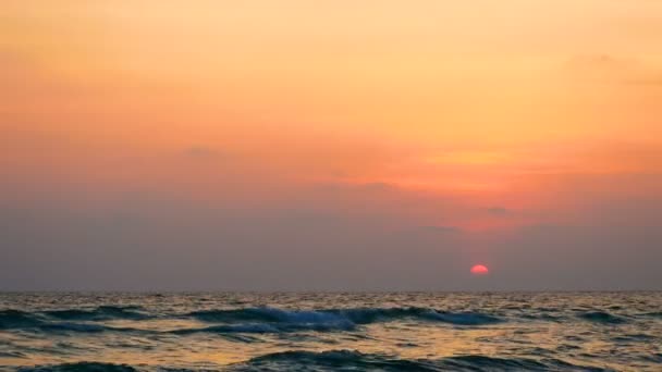 热带海滩海面上美丽的落日 — 图库视频影像
