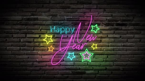 4Kだ幸せな新年の光沢のあるネオンランプは 黒レンガの壁に輝きます 文字付きカラフルな看板パーティーの装飾のための幸せな新年とカラフルな星 — ストック動画