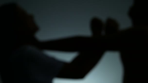 男人的影子用手掐死女人的脖子 丈夫用武力攻击妻子 制止对妇女的家庭暴力和打击人口贩运运动 — 图库视频影像