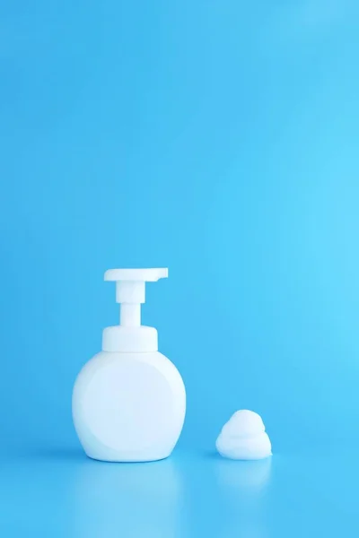 Plastikowa Butelka Pompą Pianka Musująca Lub Pianka Oczyszczająca Izolowana Niebieskim — Zdjęcie stockowe