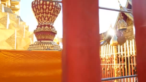 泰国清迈的Wat Phra Doi Suthep寺庙 金钟在阳光下祈祷 万福寺是清迈著名的旅游胜地 也是清迈著名的旅游胜地 不许动 — 图库视频影像