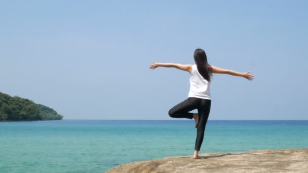 Woman Standing One Leg While Practicing Yoga Rock Sea Side — Stock Video