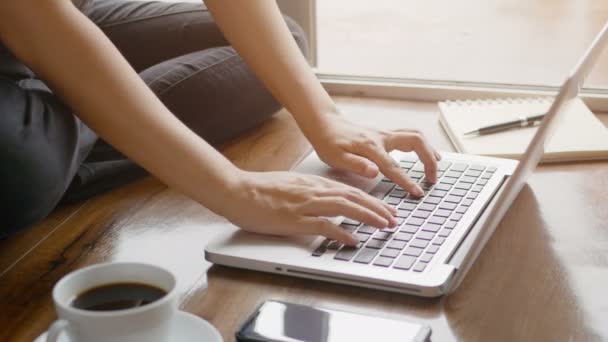 Mulher Mão Digitando Notebook Computador Laptop Teclado Para Trabalhar Chão — Vídeo de Stock