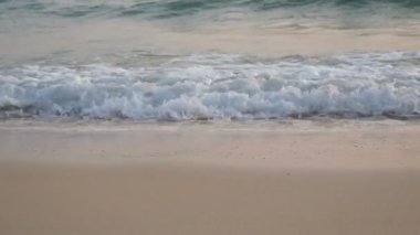 4k. yumuşak deniz dalgası, beyaz kumlu plajda açık su, kopya alanı alanı. tatil için tropikal yaz deniz plaj arka plan görüntüleri, seçici odak.