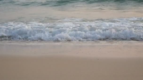 海の柔らかい波 コピースペースエリアと白い砂浜の澄んだ水 休日の背景映像のための熱帯夏の海のビーチ 選択的な焦点 — ストック動画