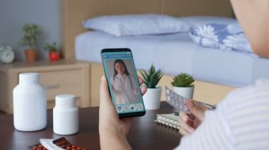 Sağır ve dilsiz hasta video konferansı yapıyor, doktorla işaret dili ile internet üzerinden iletişim kuruyor, hastalıkla ilgili cep telefonu uygulamasında, vdo çağrısı yoluyla ilaç kullanıyor. Teletıp, Teletıp, internet hastanesi