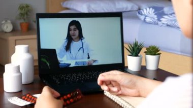 Hasta uzaktan video konferansını kullanıyor, laptoptaki doktorla hastalık hakkında online danışmanlık yapıyor, video aracılığıyla ilaç alıyor. Teletıp, Teletıp ve internet hastanesi