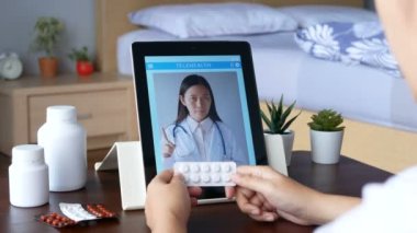 4 bin. Sağır ve dilsiz hasta video konferansı yapıyor, doktor ile işaret dili ile internet üzerinden konsültasyon yapıyor, hastalıkla ilgili tablet uygulamasında, vdo çağrısı yoluyla ilaç kullanıyor. Teletıp, Teletıp, internet hastanesi