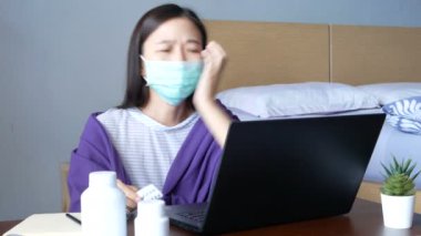 Hasta uzaktan video konferansını kullanıyor, laptoptaki doktorla hastalık hakkında online danışmanlık yapıyor, video aracılığıyla ilaç alıyor. Teletıp, Teletıp ve internet hastanesi