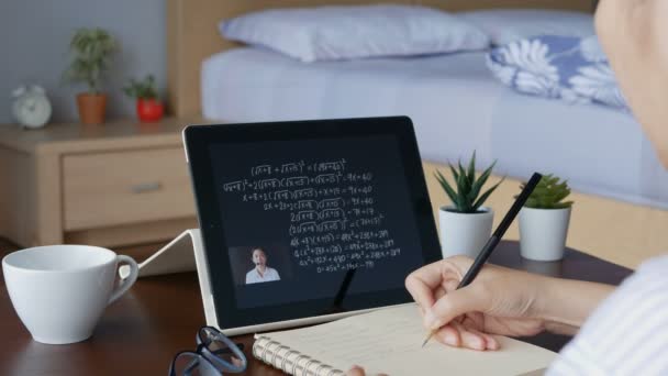 아시아인 교사는 학생들 집에서 디지털 태블릿으로 강의를 수있도록 온라인 스트리밍 — 비디오