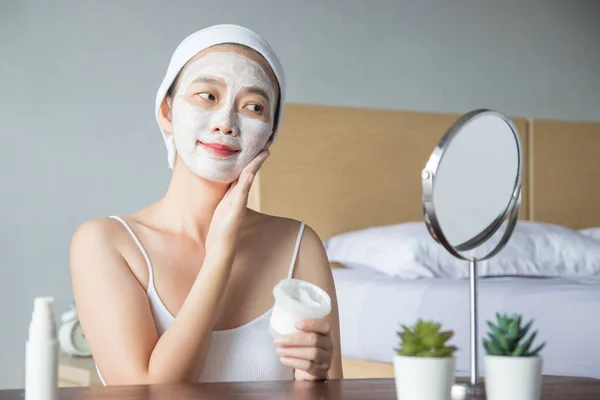 Wanita Asia Menerapkan Wajah Moisturizer Scrub Mengupas Topeng Tanah Liat — Stok Foto