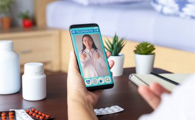 Sağır ve dilsiz hasta video konferansı yapıyor, doktorla işaret dili ile internet üzerinden iletişim kuruyor, hastalıkla ilgili cep telefonu uygulamasında, vdo çağrısı yoluyla ilaç kullanıyor. Teletıp, Teletıp, internet hastanesi