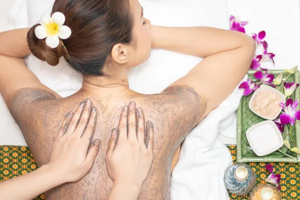 Bela Jovem Mulher Asiática Relaxante Com Massagem Mão Fazendo Máscara — Fotografia de Stock