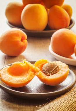 Tahta masa üzerinde bir kase taze kayısı