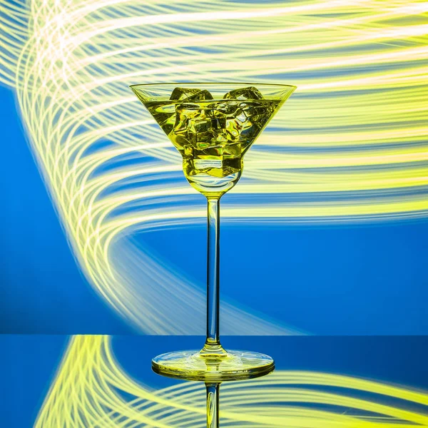 ネオンライトの背景にガラステーブルの上にカクテルとガラス — ストック写真