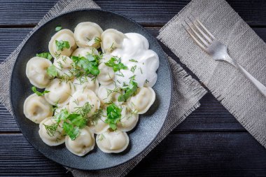 Ahşap arka planda dereotlu ve peynirli hamur tatlısı