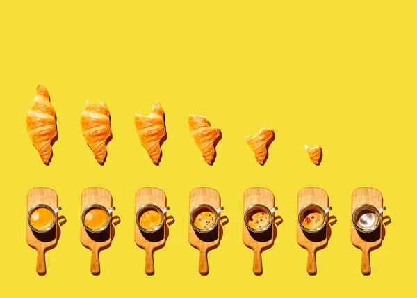 Padrão Com Croissant Xícara Café Fundo Amarelo — Fotografia de Stock