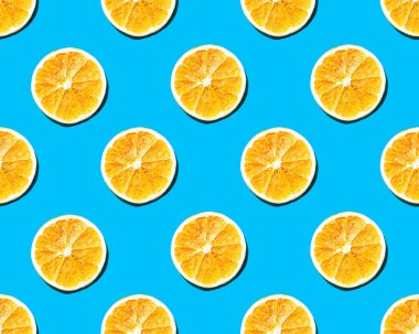 Mavi arkaplanda portakal dilimlerinin kusursuz deseni