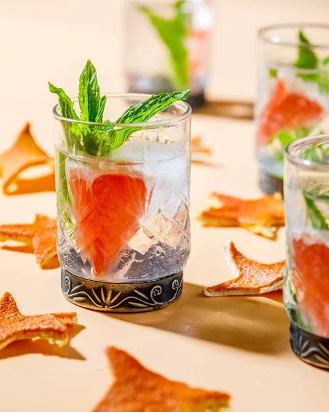 Cocktail Avec Glace Menthe Pamplemousse Sur Fond Rose — Photo