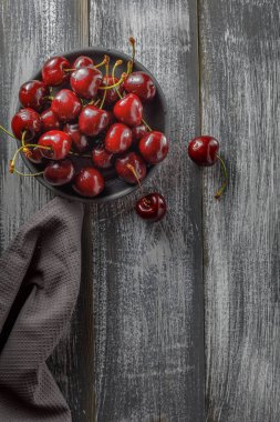 Tahta bir masada kirazlı bir hayat