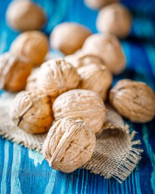 Tahta bir arka planda cevizli ve çuval bezli bir hayat