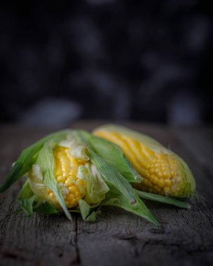 Ahşap arka planda taze sebzelerle hayat