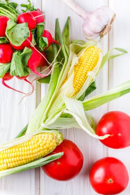 Ahşap arka planda taze sebzelerle hayat