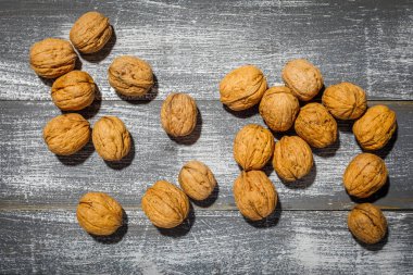 Tahta arka planda cevizli bir hayat