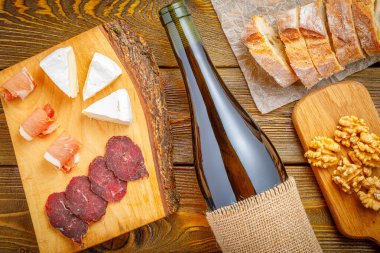 Peynir, ekmek, et ve şarapla dolu bir hayat. yatay resim, kopyalama alanı, negatif boşluk