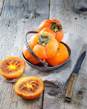 Hurmalarla dolu bir hayat. dikey görüntü. seçici odak