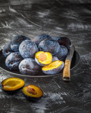 Karanlık arka planda eriklerle dolu bir hayat. Dikey resim.