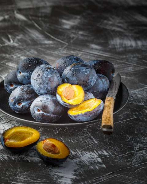 Karanlık arka planda eriklerle dolu bir hayat. Dikey resim.