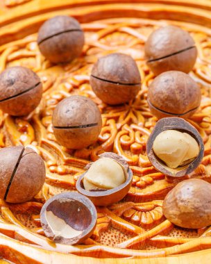 Tahtaya oyulmuş Macadamia fındıkları.