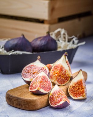 Tahta bir masada taze incirler. dikey resim