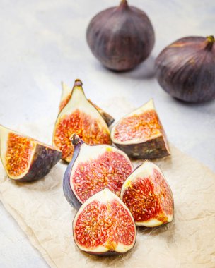 Tahta bir masada taze incirler. dikey resim