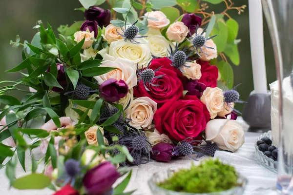 Zarter Brautstrauß Mit Bordeauxrosa Rosen Und Eryngium — Stockfoto