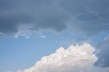 beyaz ve siyah bulutlar ile fırtına öncesi güzel mavi gökyüzü