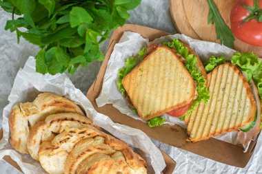 sebze salatası ve domates ile jambon ekmek bir masa ve kağıt üzerinde