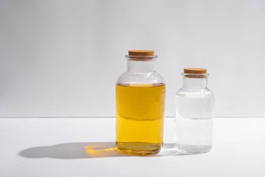 beyaz arka plan üzerinde mantar kapakları ile cam şişeler, yan görünüm