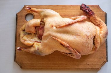 bir kesme tahtası üzerinde ham kuş karkas