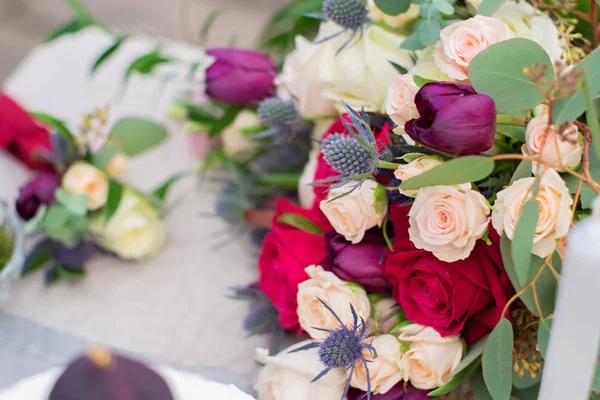 Zarter Hochzeitsstrauß Mit Bordeauxrosa Rosen Und Fieberkraut Nahaufnahme — Stockfoto