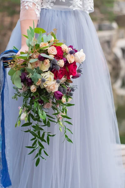 Die Hand Der Braut Hält Einen Brautstrauß Aus Rosen Und — Stockfoto