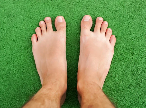 Ноги на зеленій траві — стокове фото