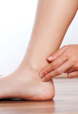 Bacağına nabzını kontrol edin