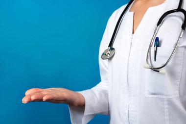 Doktor bir şey elinde tutan