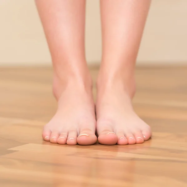 Mujer pies primer plano — Foto de Stock