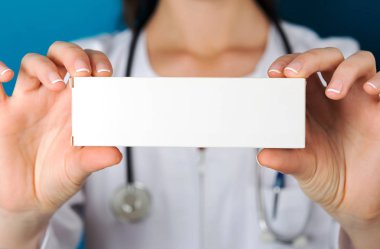 Doktor bir ilaç paket holding